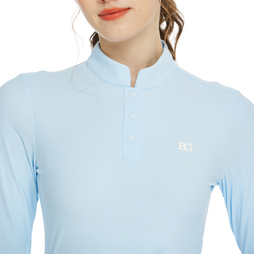 Baju lengan panjang biru muda dengan kolar tegak.